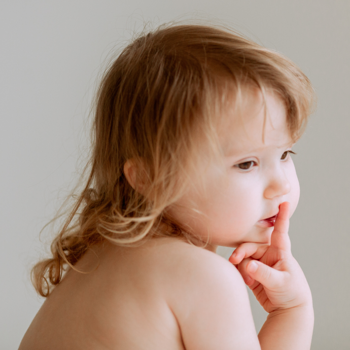 Per pulire il naso di bambini piccoli e neonati è necessario fare un  lavaggio nasale: scopri come fare per eliminare sporco e crosticine.